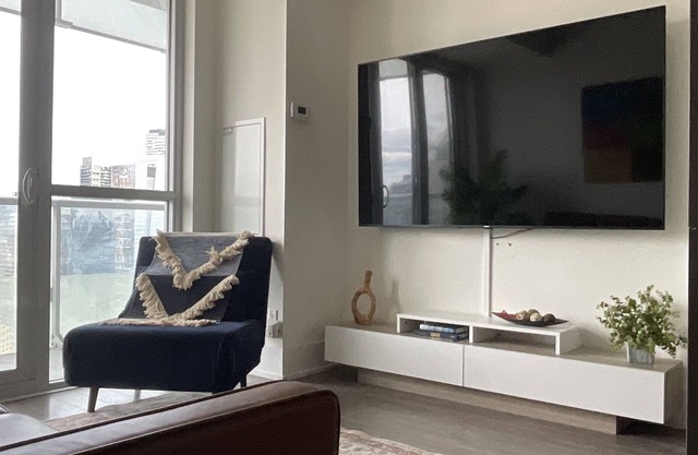 Luxury CN Tower Condo in the Heart of Toronto