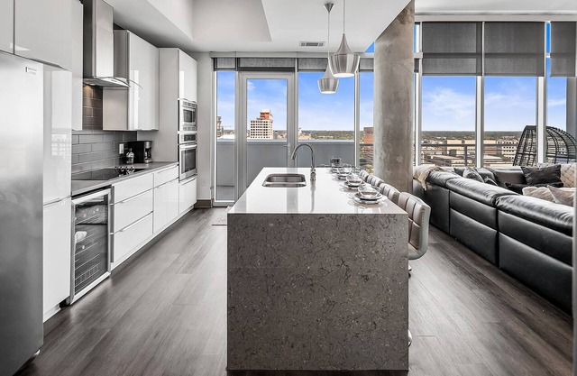 Luxury & Comfort ~ 5⭐️ Location, Pool, Gym