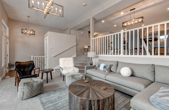 Luxury Community Amenities, Prime Location, Hot Tub + BBQ! Free Shuttle