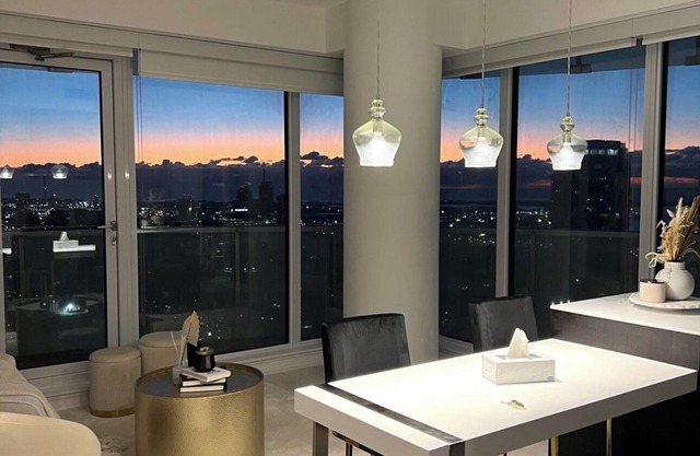 Luxury Condo, 1 Queen bed, City view