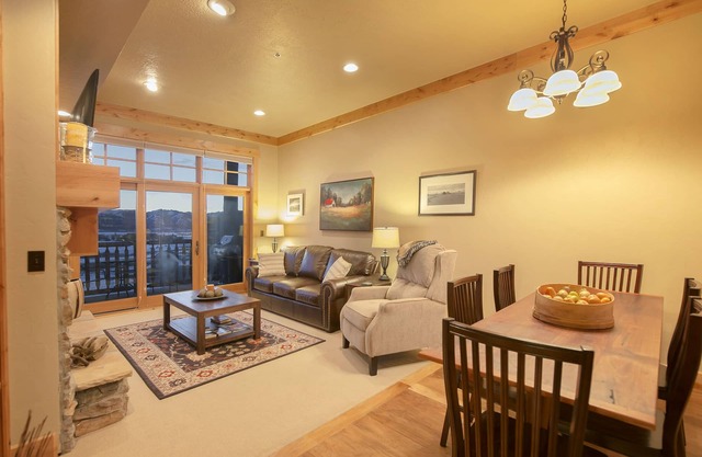 Luxury Condo in Victor. A/C, W/D, WiFi, Balcony, Grill, Garage Parking. #207