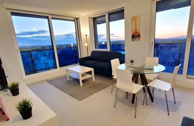 Luxury Condo near Public Transit, Long Term OK
