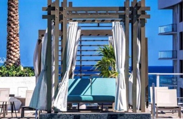 Luxury Condo, Stunning Ocean views, Free Parking!