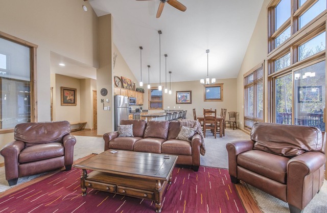 Luxury condo w/underground parking. Only minutes from slopes. Shared hot tub