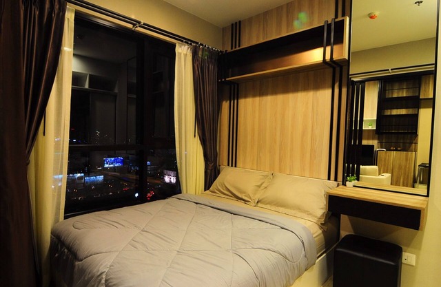 luxury condo with pool, 5 min to MRT Free WiFi