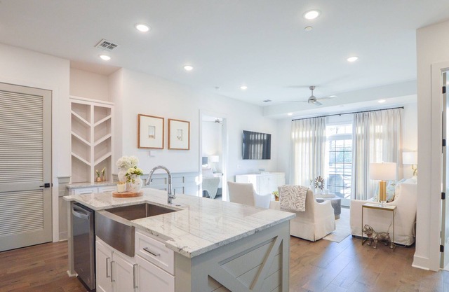 Luxury Condo within Walking Distance to Campus