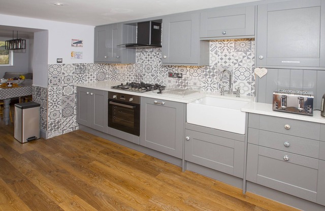 Luxury cottage, 15 minutes to beach, stunning garden views, two min walk to town