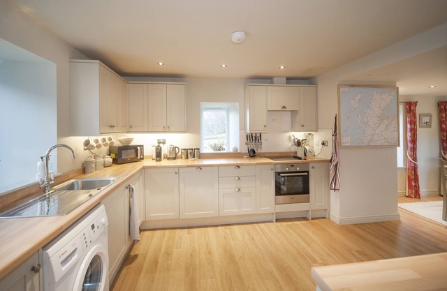 LUXURY COTTAGE IN STUNNING LOCATION, HIGHLANDS OF SCOTLAND