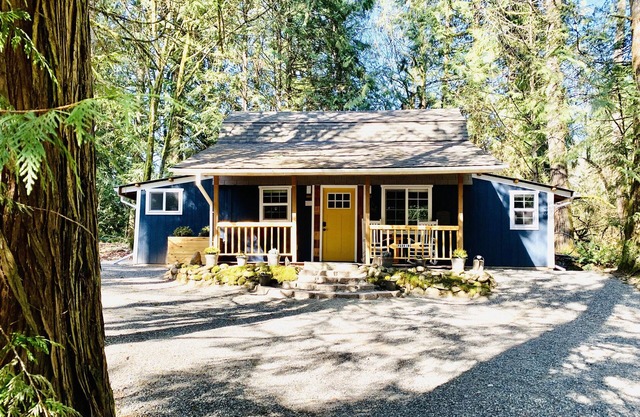 Luxury Cottage in the Woods with Movie Theater! :)