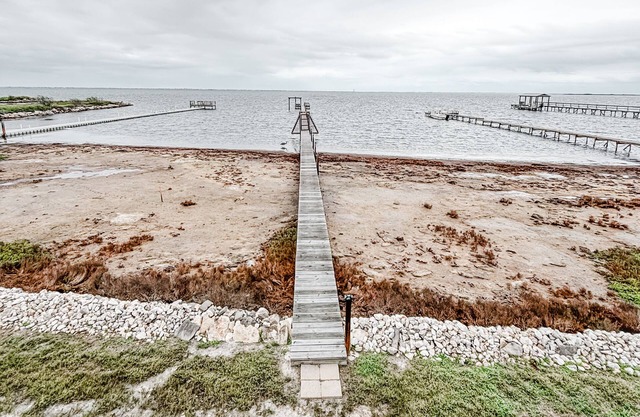 Luxury cottage on the bay/private pier/Flour Bluff/15 min. to the beach!