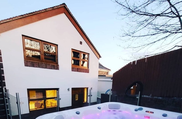 Luxury Cottage with Hot Tub and Log Burner