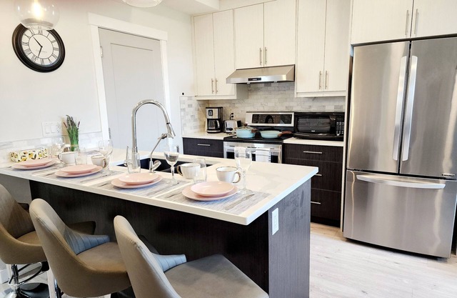 Luxury Cozy Basement Suite separate entrance and heater. WiFi. Netflix.