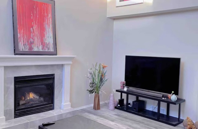 Luxury cozy bedroom in large house Calgary-UC,LRT, SAIT
