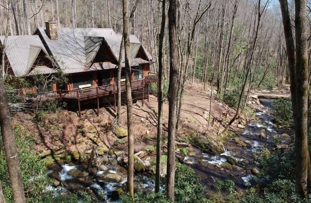 Luxury Creekside Lodge at Huffman Creek Retreat, Wifi, Private Hiking Trails
