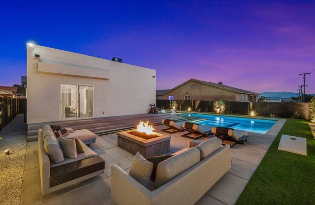 Luxury Desert Retreat & Backyard Saltwater Oasis!
