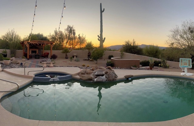 Luxury Desert Stay, Heated Pool & Hot tub, Views, Close To Town & Civana Spa