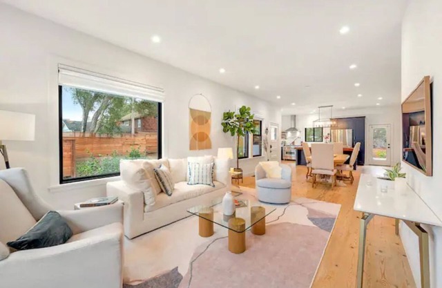 Luxury Designer Home w/Spa ~ Stroll into Sebastopol