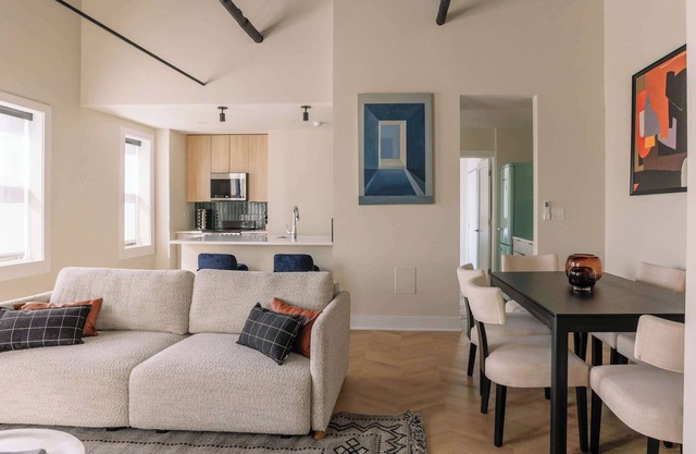 Luxury Designer Penthouse | Gold Coast/Old Town