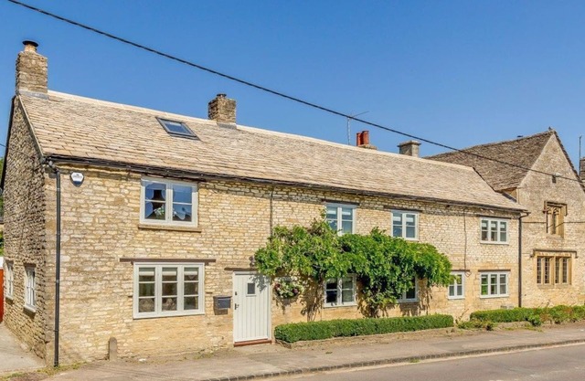 Luxury dog friendly holiday cottage in the Cotswolds with a hot tub - Shaven Cottage