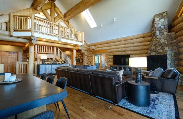 Luxury, Dog-Friendly Cabin w/Huge Mountain Views!, Luxury, Dog-Friendly Cabin w/Huge Mountain Views