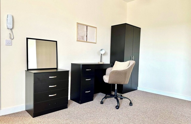 Luxury Double Room w/Private Bathroom and Shared Kitchen