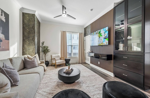 Luxury Downtown Townhouse w/Game Room and Gated Lot