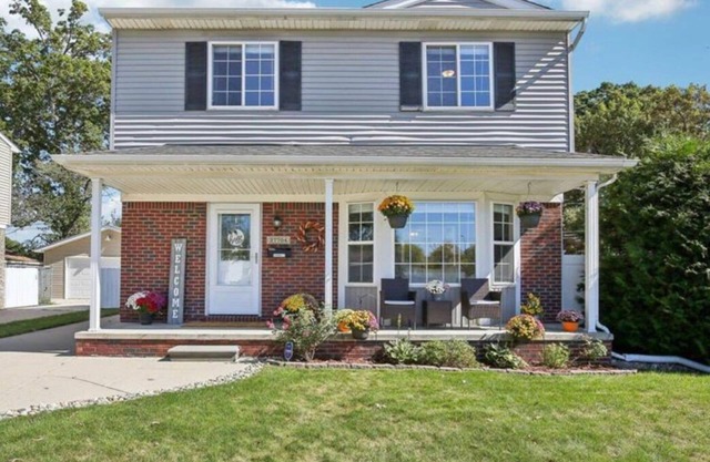 Luxury Dream Home With 65'TV, Gym,Massage Chair,BBQ Grill,Deck,Fenced Backyard