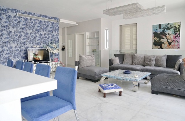 LUXURY DUPLEX WITH GARDEN AND TERRACE NEAR SEA, FREE WIFI