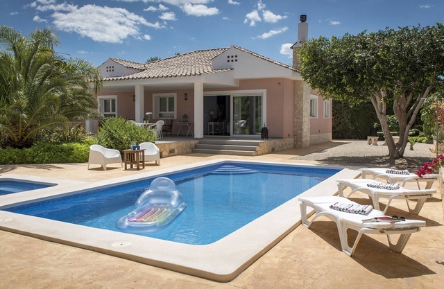 Luxury villa with pool & whirlpool