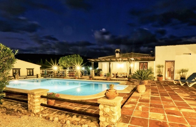 Luxury holiday retreat, 2 swimming pools, jacuzzi, free fast Wi-Fi, Equestrian.