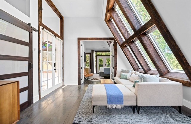 Luxury Escape in DC, with a private deck!