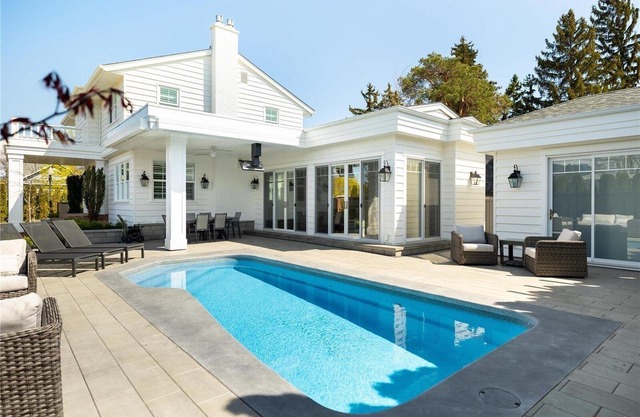 Luxury Escape - Private Pool and Hot Tub (minutes to downtown) BL: 4090550