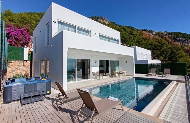 Luxury Escape with Stunning Views & Heated Jacuzzi, Alanya Villa 1002