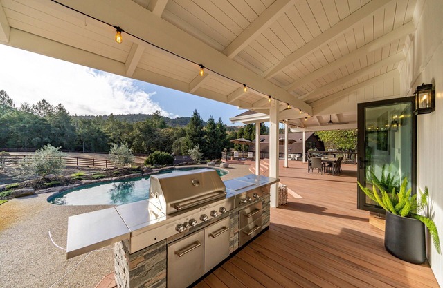 Luxury Estate – Views, Pool, 100 Yard Golf Hole