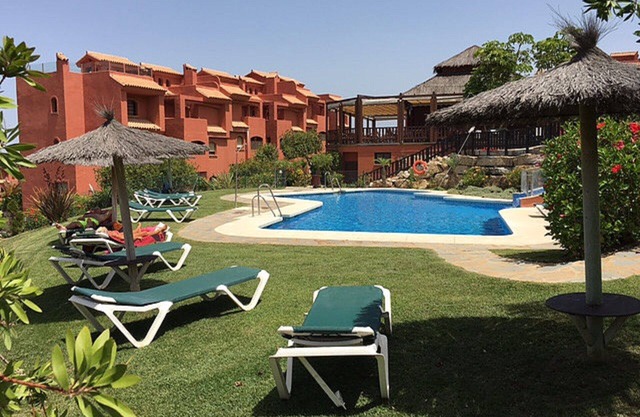 Luxury Estepona Apartment, 6 Pools Nr. Beach, Shop, Restaurants, Costa del Sol.