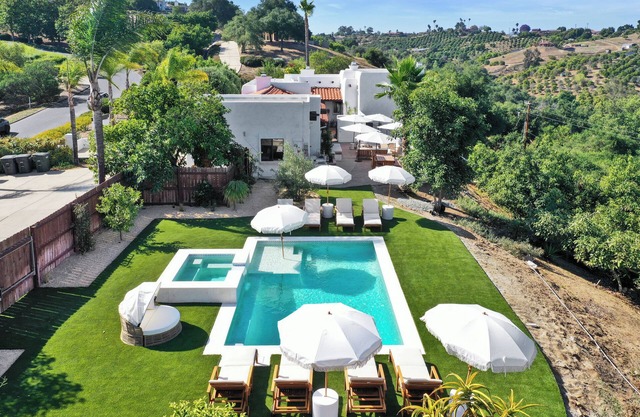 Luxury Fallbrook Hacienda – 5BR, Pool, minutes from Monserate Winery.