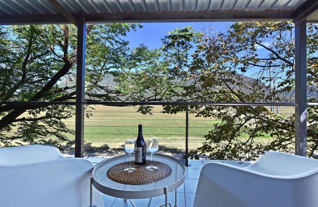 Luxury Family Escape - Open Living & Commercial Kitchen - Entertainers Paradise at Milbrodale Estate