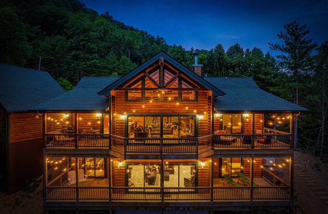 Luxury Family Lodge w/Amazing re-Views/Game Room/Hot-tub/Pool/10 min2Cades Cove