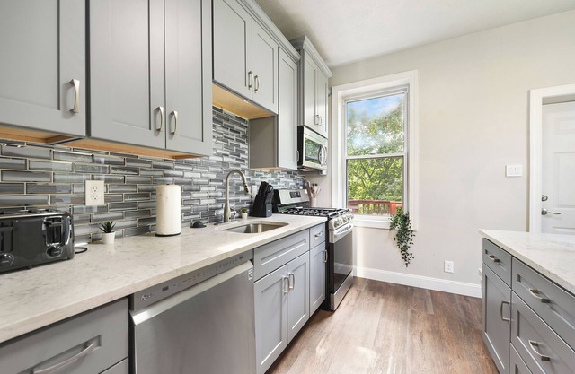 Luxury Family Retreat Minutes to Downtown Pittsburgh With Deck & Large Backyard