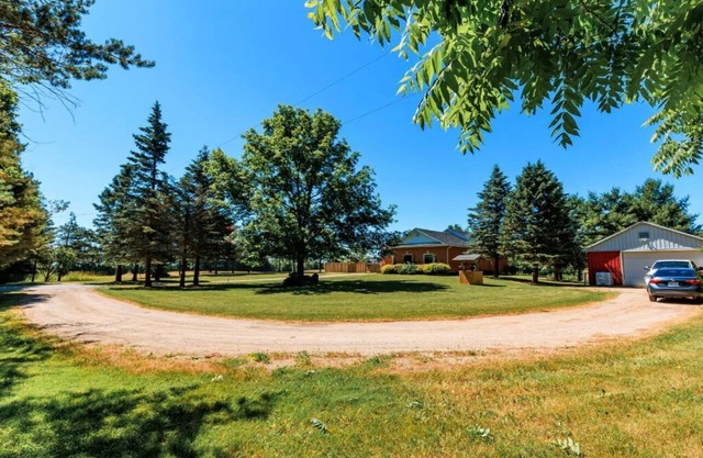 Luxury Farm Stay | Olympic Pool, Hot Tub & 3-Bed Guest Suite