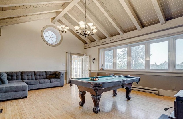 Luxury Farm w/ pool & hot tub. Weekend Getaway
