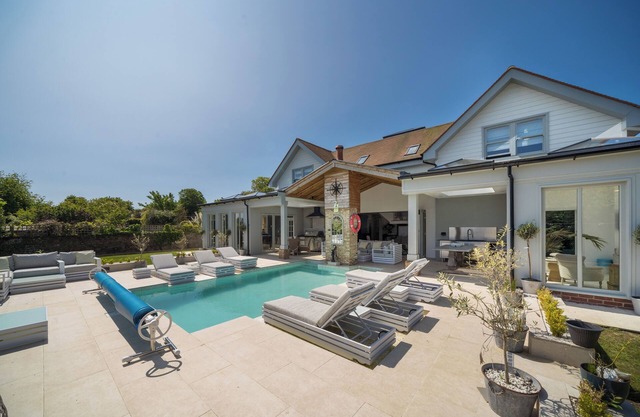 Luxury Five Star, Hampton House With Heated Pool sleeps 13 in 6 double bedrooms