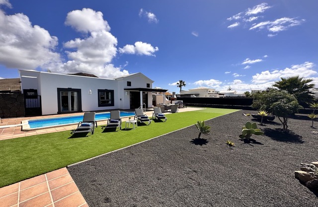 Luxury Five star two Bed Villa in Faro Park area with heated pool