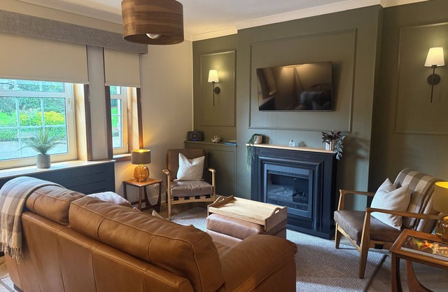 Luxury Flat - Baker St-StirlingnKick back and relax in this calm, restful space.