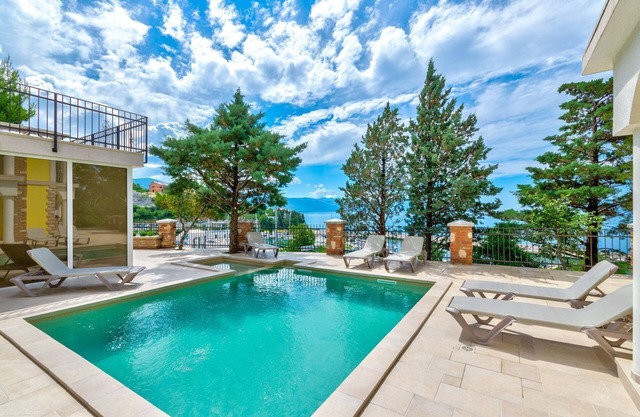 Luxury flat directly by the sea with pool, sauna, gym