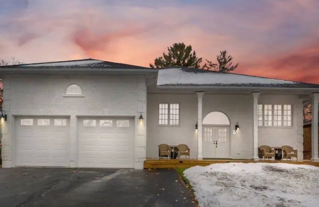 Luxury Furnished Home Near Collingwood For Rent