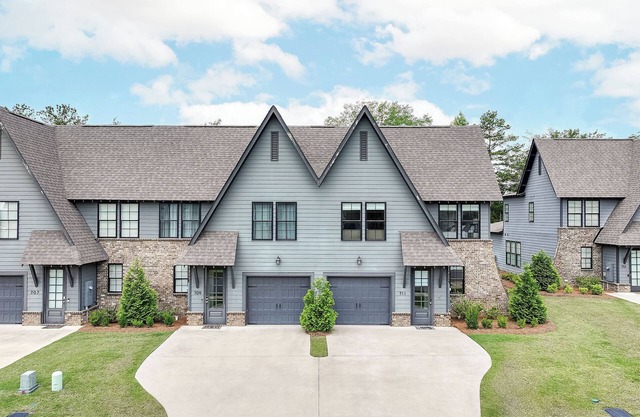 Luxury Gameday Townhome at Auburn Airport 4 bedroom/3 1/2 bath End unit