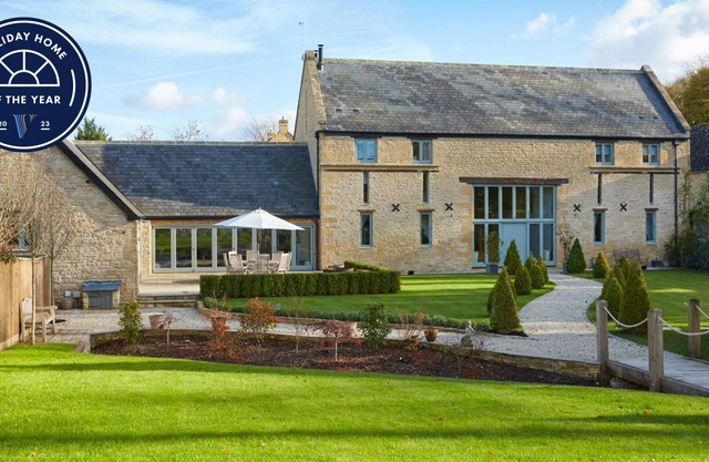 Luxury Grade II listed Cotswold barn conversion ~ sleeps 12