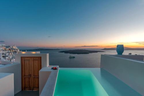 Luxury Grand Santorini Villa 3 Bedrooms Unforgettable Caldera Sea Views & Outdoor Hot Tub Fira