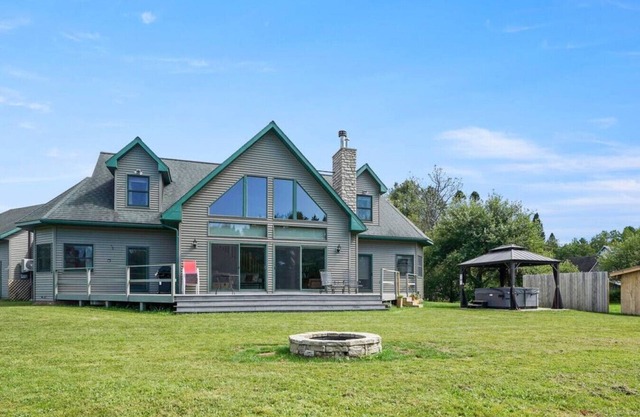 Luxury Group Retreat – Sauna, Hot Tub, Games & Minutes from MTU